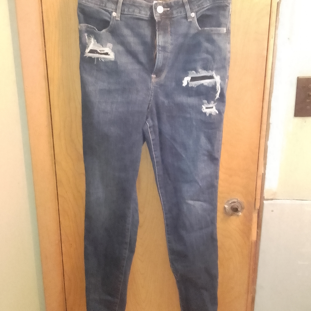 Trendy Distressed Skinny Jeans in Classic‎ Blue